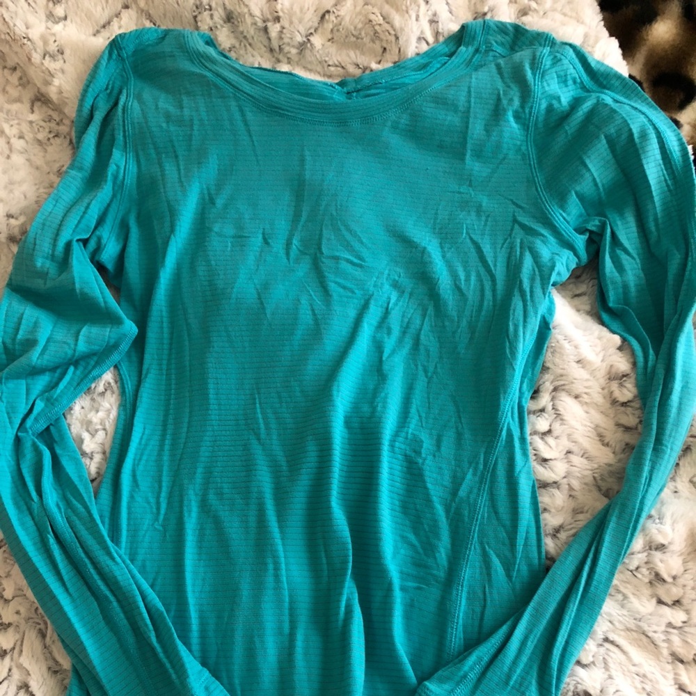 Longsleve Lululemon shirt with thumb holes